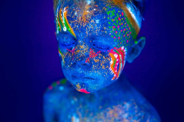 Quelles stratégies adopter pour intégrer des éléments néon dans une tenue sans être écrasante ?